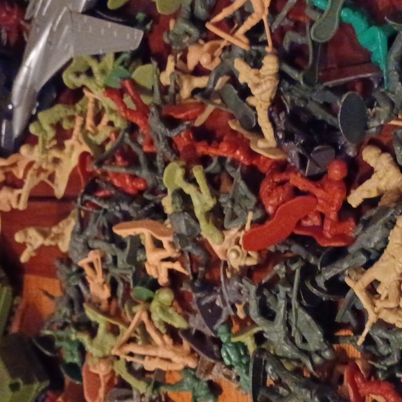 Huge 260 ARMY MEN 9 ARMY VEHICLES/PLANES /HELICOPTERS/extras - Picture 10 of 12
